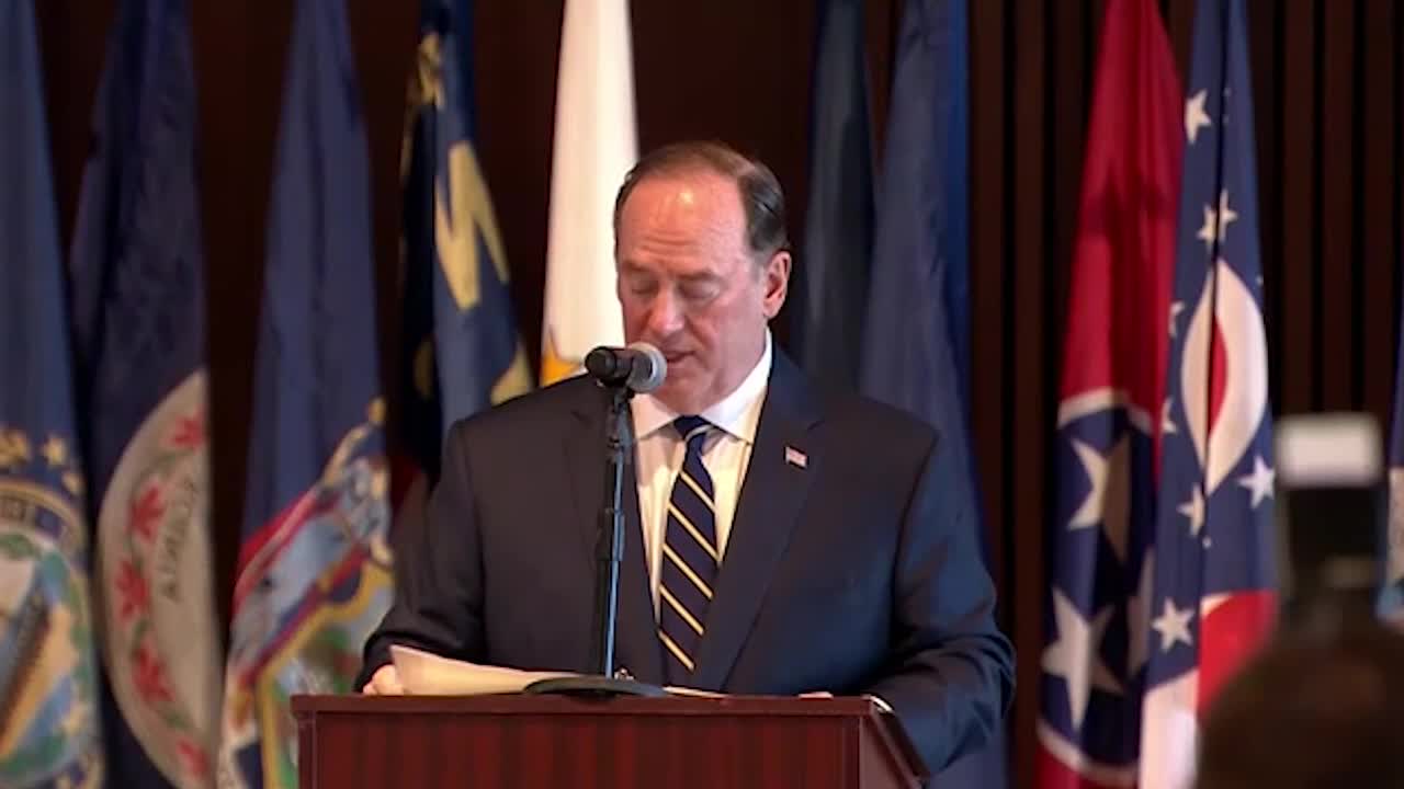 El secretario de la Marina de EEUU abandona su cargo en pleno bloqueo del estrecho de Ormuz