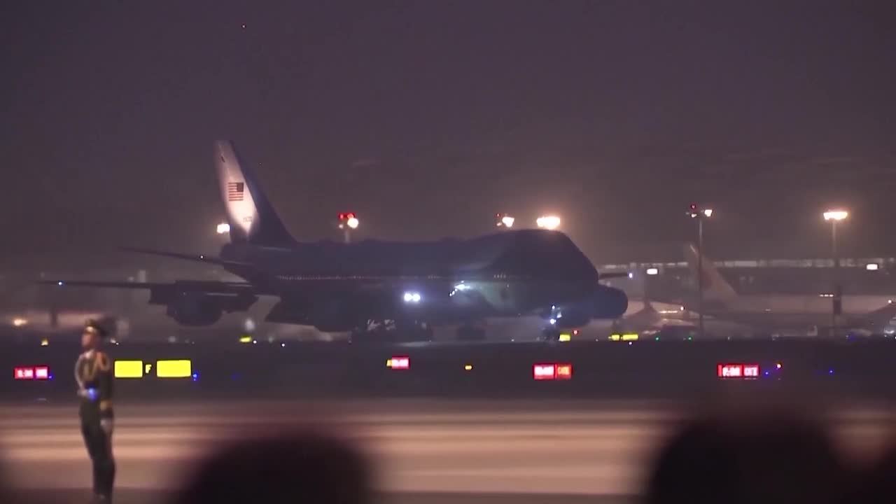 Trump llega a Pekín para su cumbre de dos días que le llevará a reunirse con Xi