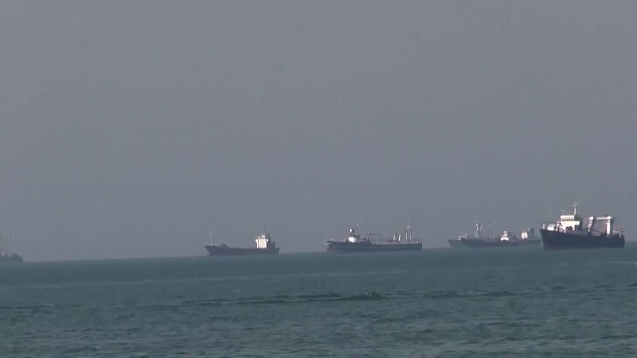 Trump confirma que algunos barcos empiezan a transitar por el estrecho de Ormuz