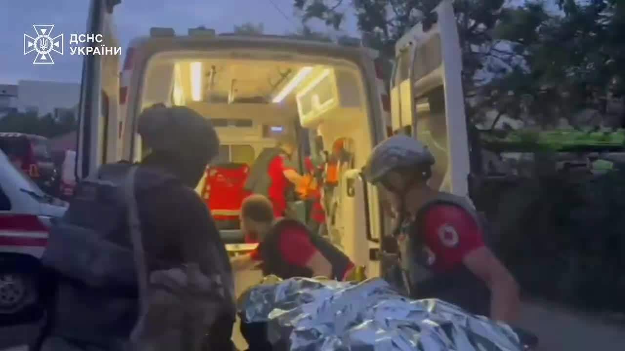 Al menos 11 muertos en Kiev tras un ataque masivo ruso con cientos de drones y misiles