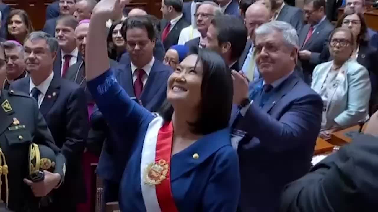 Keiko Fujimori jura como presidenta de Perú y anuncia un alza del salario mínimo del 15%