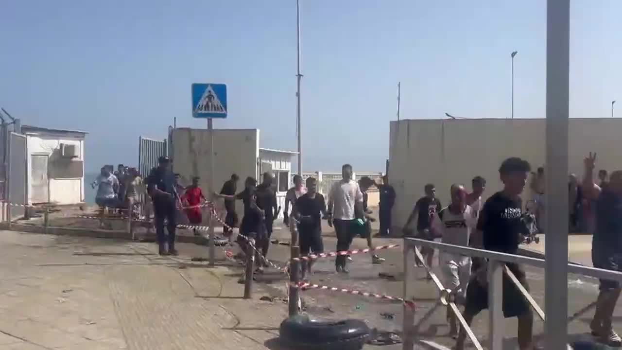 El flujo de personas entrando en Ceuta desde Marruecos continuaba sin control a media tarde