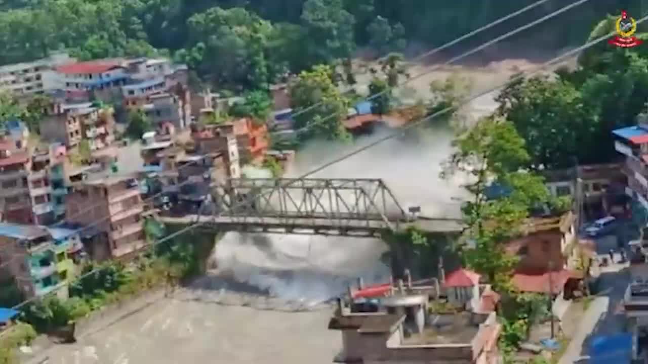 Ascienden a cerca de 360 los muertos por las inundaciones en el norte de Nepal