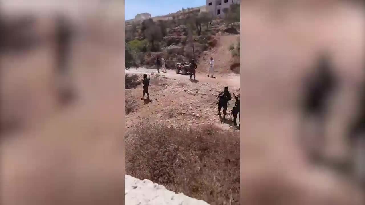 Decenas de colonos israelíes asaltan la vivienda palestina en Qusra que asediaban desde semanas