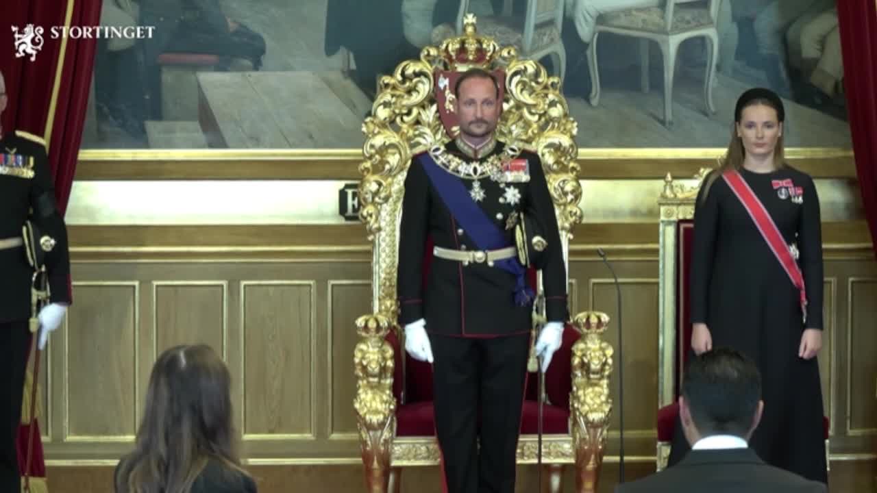 Haakon VIII presta juramento en el Parlamento noruego como nuevo monarca