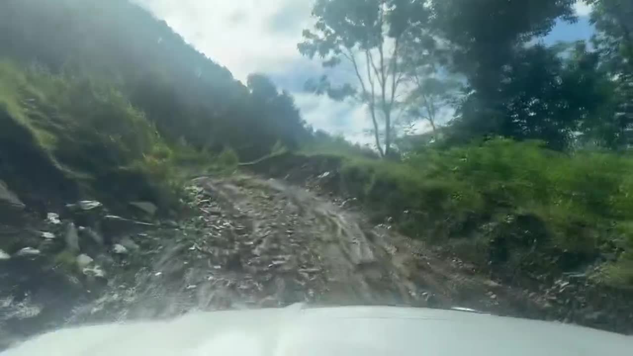 Aumentan a más de 1.100 los muertos por la riada de Nepal en la frontera con China