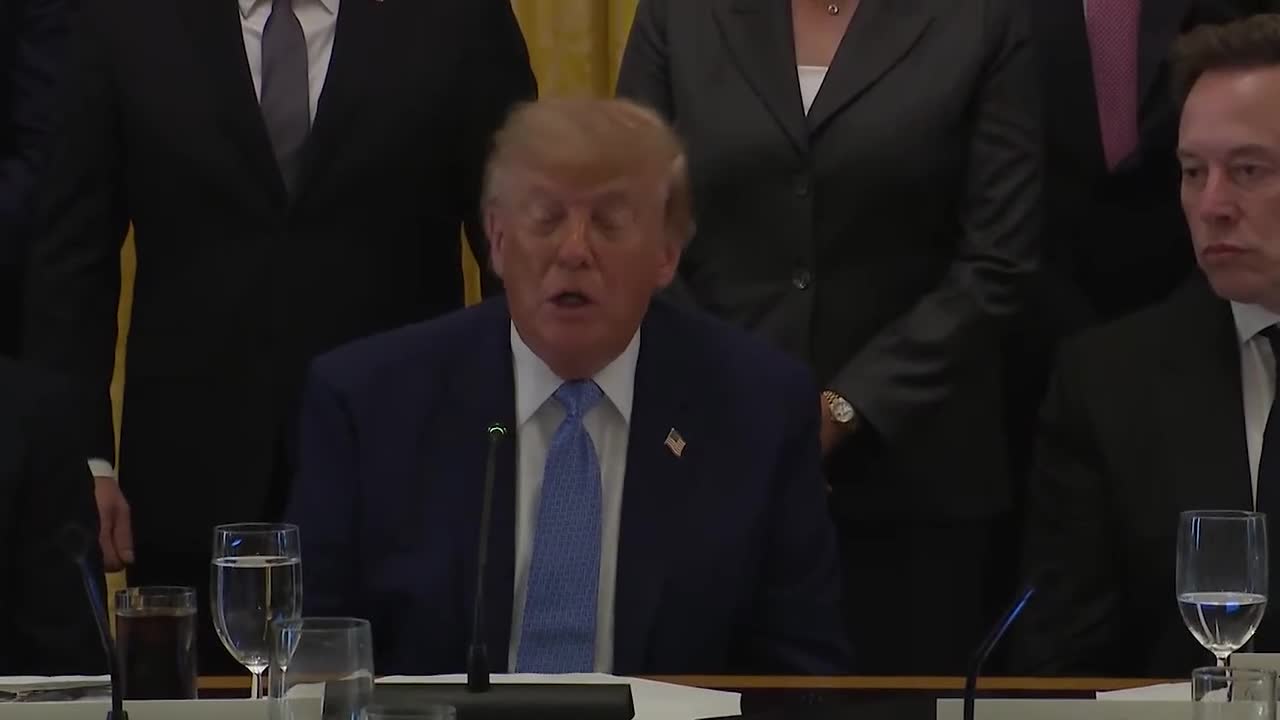 Trump ordena renombrar la 'Inteligencia Artificial' como 'Súper Inteligencia'