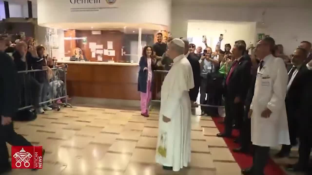El Papa León XIV abandona el hospital sonriente y por su propio pie tras su operación de pulmón