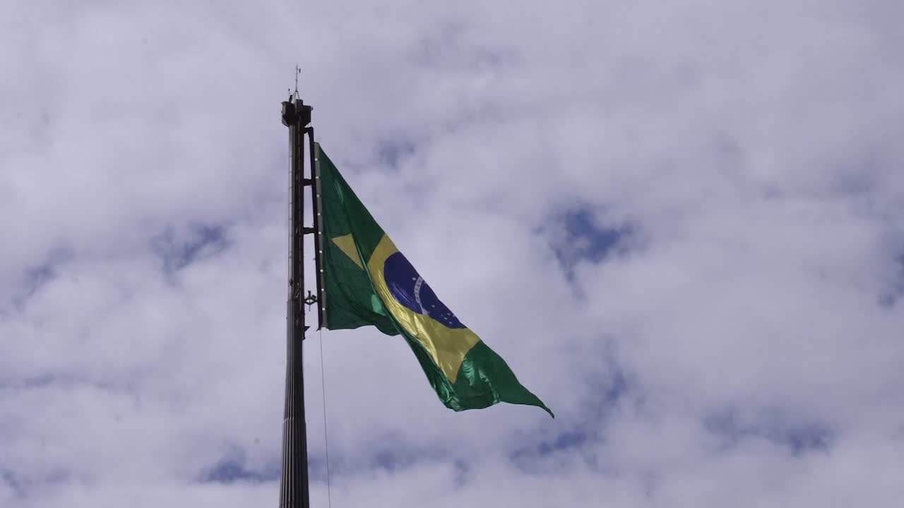 Brasil decide entre el continuismo de Lula y la vuelta del bolsonarismo en una cita ajustada