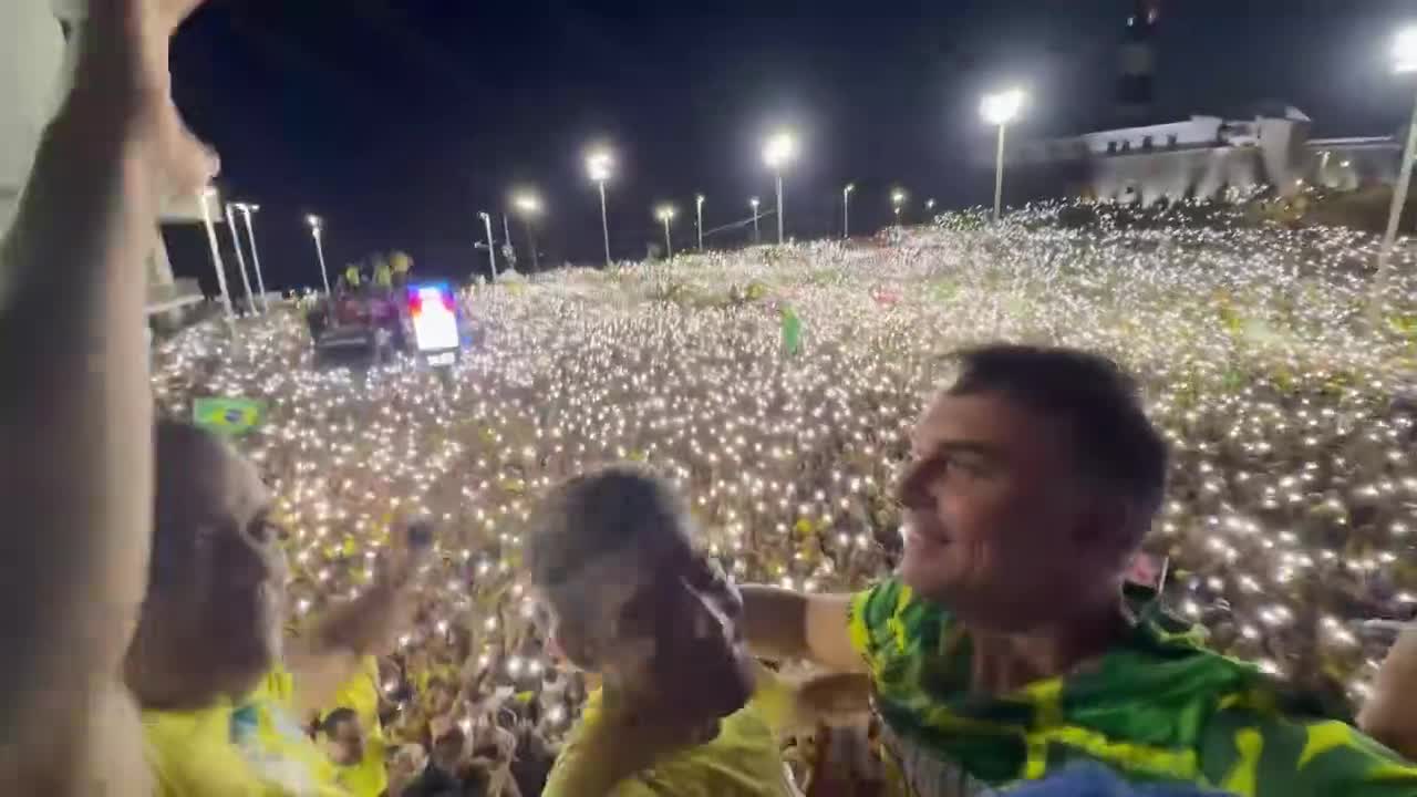 Flávio Bolsonaro se autoproclama 